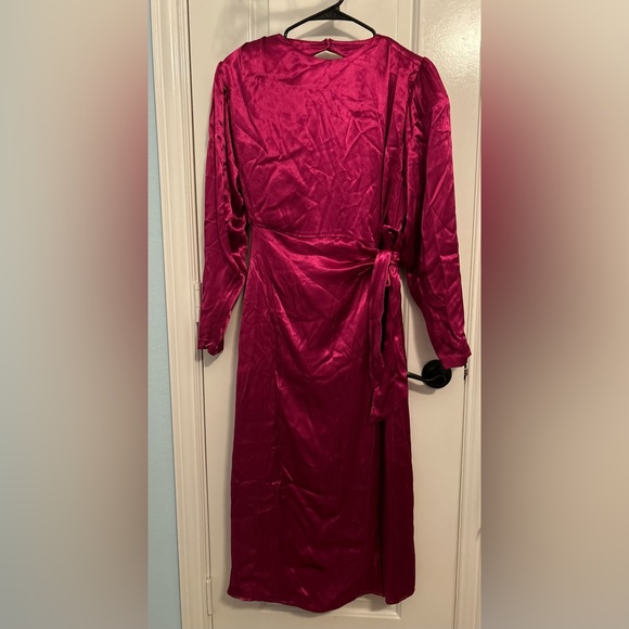 KAREN MILLEN MAGENTA VISCOE SATIN DRESS WITH SHOULDER PADS - Picture 3 of 6